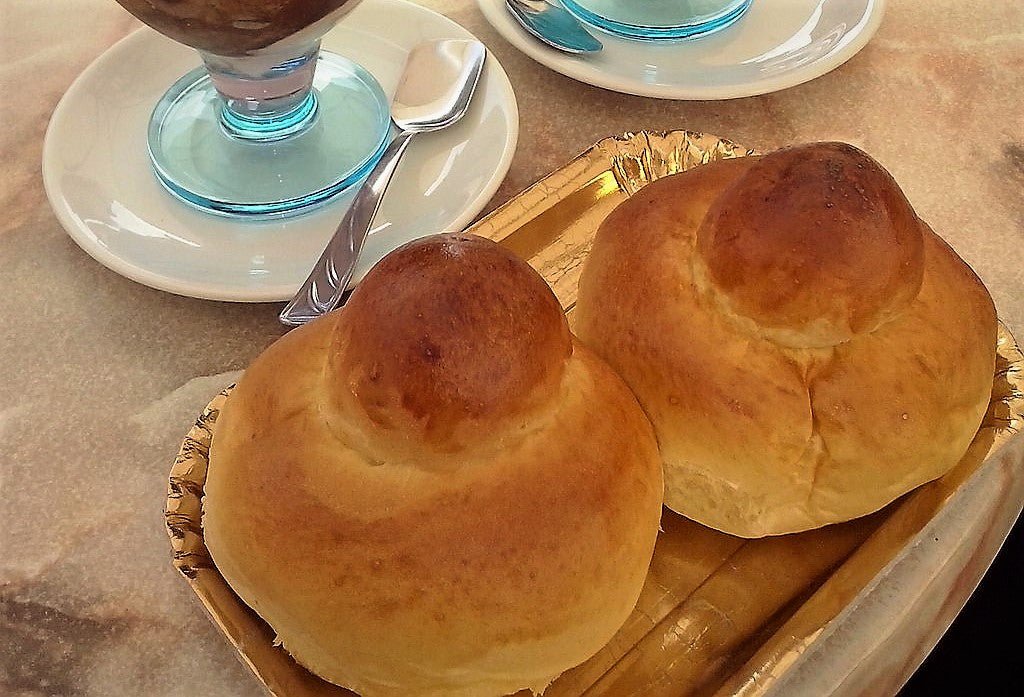 Brioche siciliane col tuppo, la ricetta originale (di quelle vere) per gelato e granita - SicilyAddict