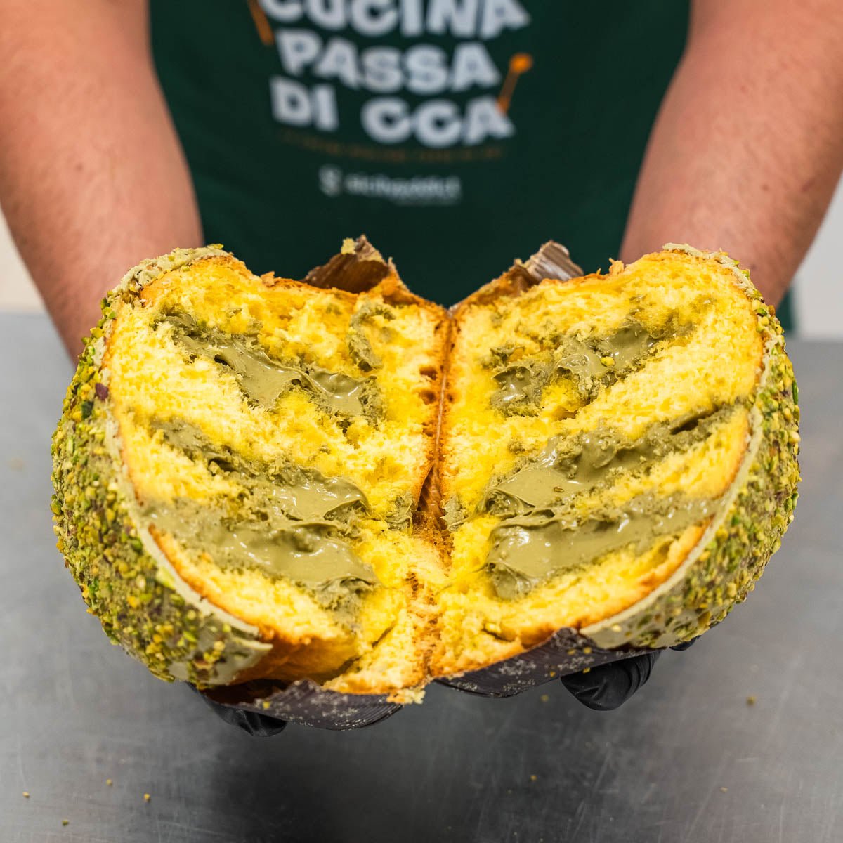 Panettone al Pistacchio: Un Twist Siciliano sul Classico Natalizio - SicilyAddict