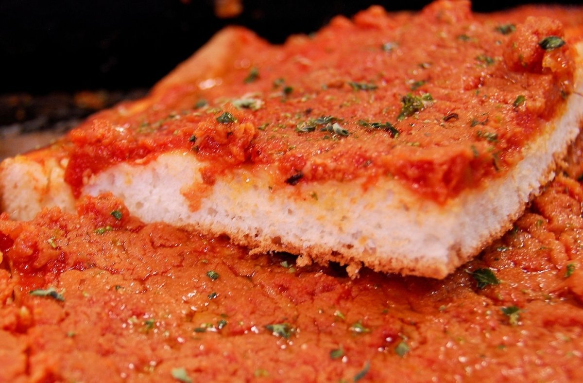 Sfincione, la ricetta originale palermitana dello street food da non perdere - SicilyAddict