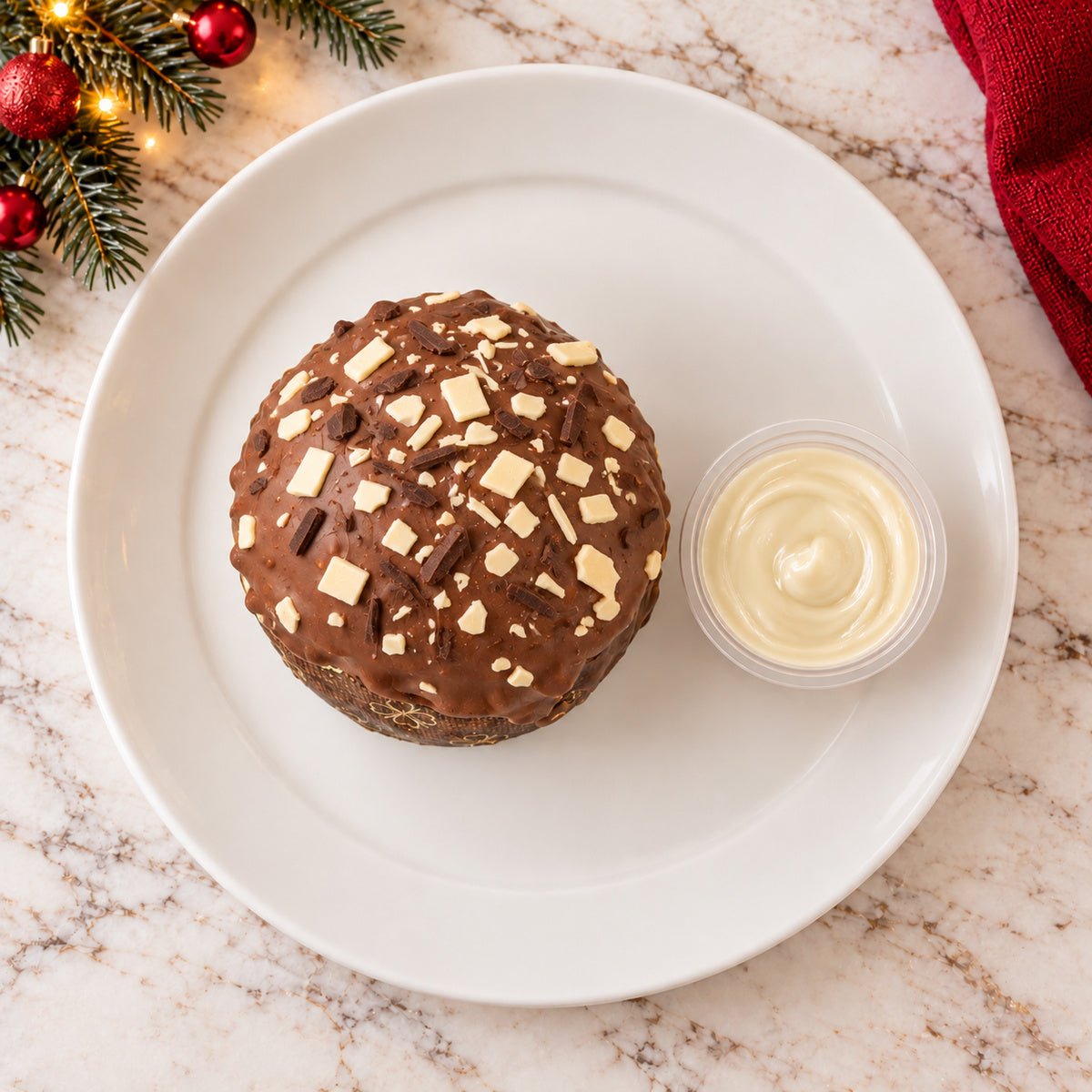 Panettoncino ai Tre Cioccolati visto dall’alto, con la copertura in primo piano.