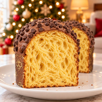 Panettoncino al cioccolato al latte con dettaglio dell’interno e dell’alveolatura.