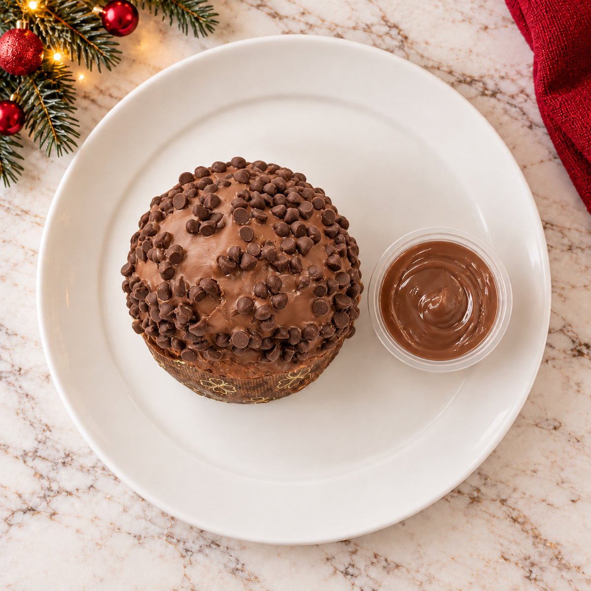 Panettoncino al cioccolato al latte visto dall’alto, con la copertura in primo piano.