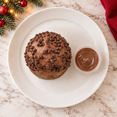 Panettoncino al cioccolato al latte visto dall’alto, con la copertura in primo piano.