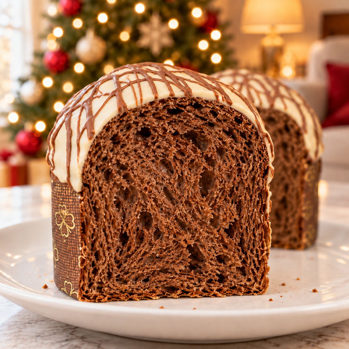 Panettoncino al cioccolato e nocciole Ciokonocciola con dettaglio dell’interno e dell’alveolatura.
