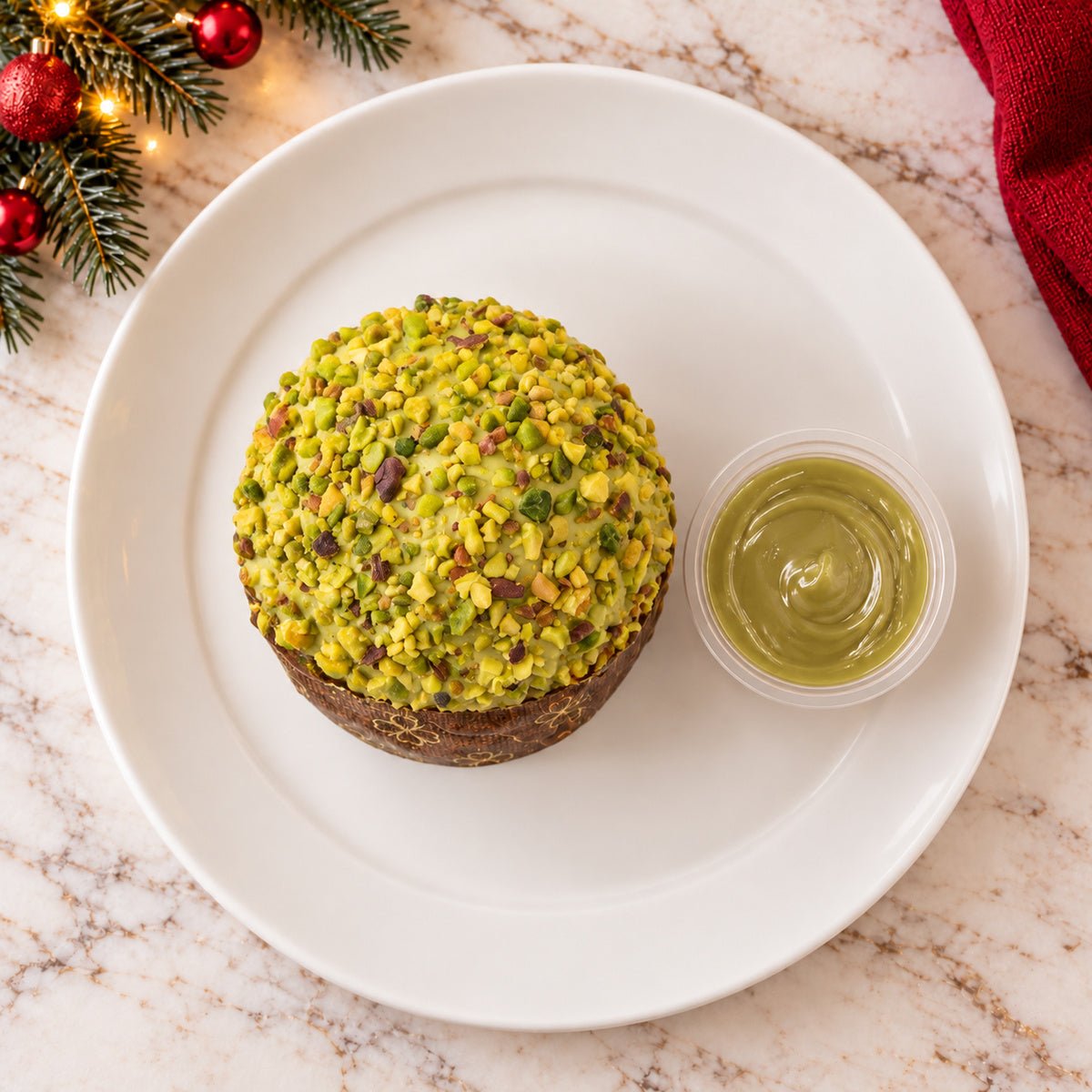 Panettoncino al pistacchio visto dall’alto, con la copertura in primo piano.