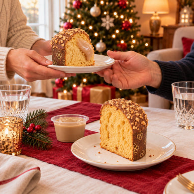 Panettoncino alla nocciola servito su una tavola apparecchiata per Natale.