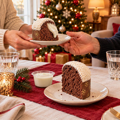Panettoncino ciokococco servito su una tavola apparecchiata per Natale.