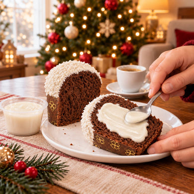 Panettoncino ciokococco con crema aggiunta al momento su una fetta.