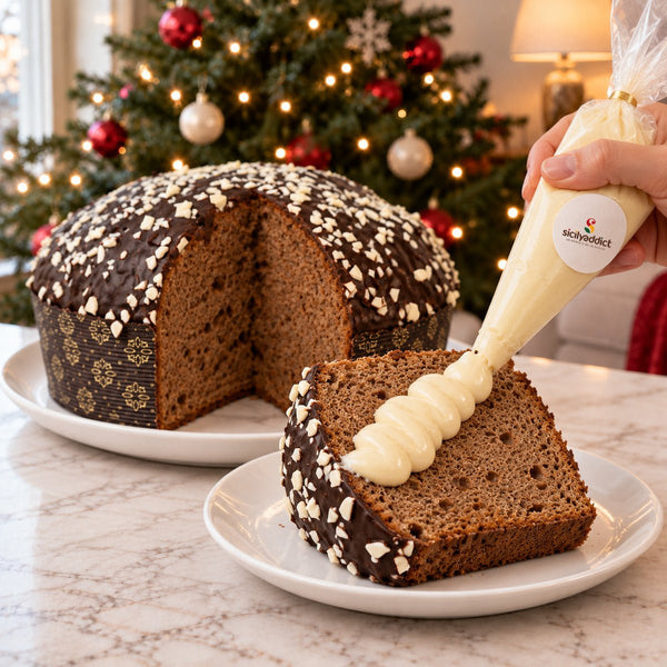 Panettone ai Tre Cioccolati con crema aggiunta al momento su una fetta.