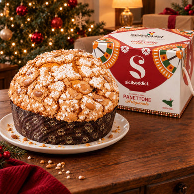 Panettone tradizionale accanto alla confezione regalo.