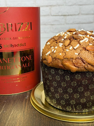 Panettone tradizionale Librizzi Deluxe di SicilyAddict, dettaglio della glassa accanto alla confezione rossa