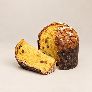 Panettone tradizionale Librizzi Deluxe di SicilyAddict, tagliato con fetta su fondo chiaro
