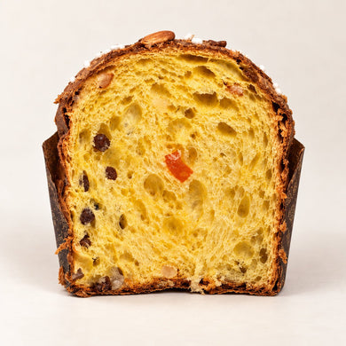 Panettone tradizionale Librizzi Deluxe di SicilyAddict, dettaglio della sezione con uvetta e canditi