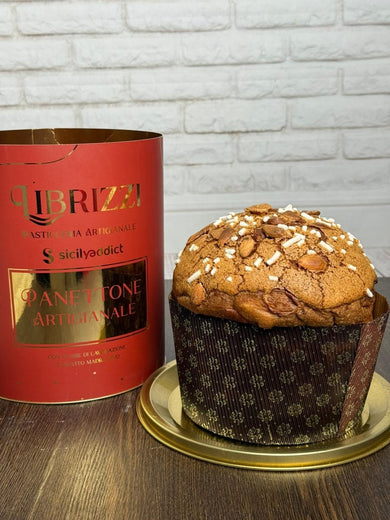 Panettone tradizionale Librizzi Deluxe di SicilyAddict, intero con confezione su tavolo di legno