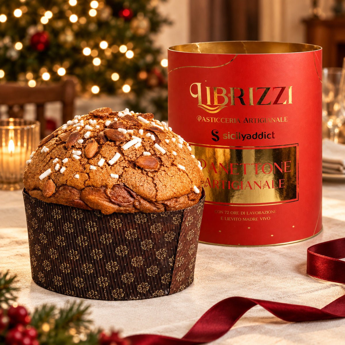 Panettone tradizionale Librizzi Deluxe di SicilyAddict, intero con confezione rossa in ambiente natalizio