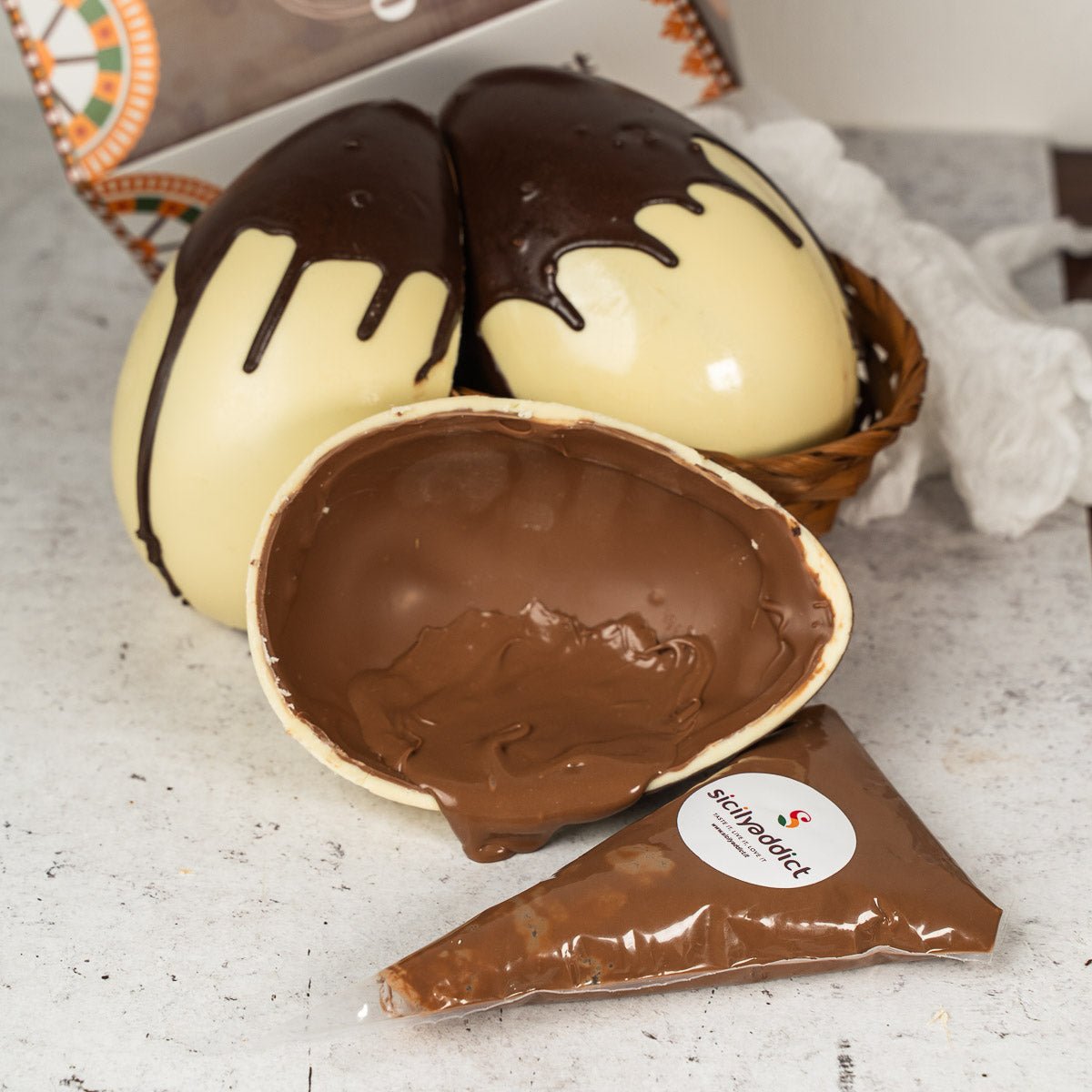 Uovo di Pasqua artigianale ai tre cioccolati 400g - SicilyAddict