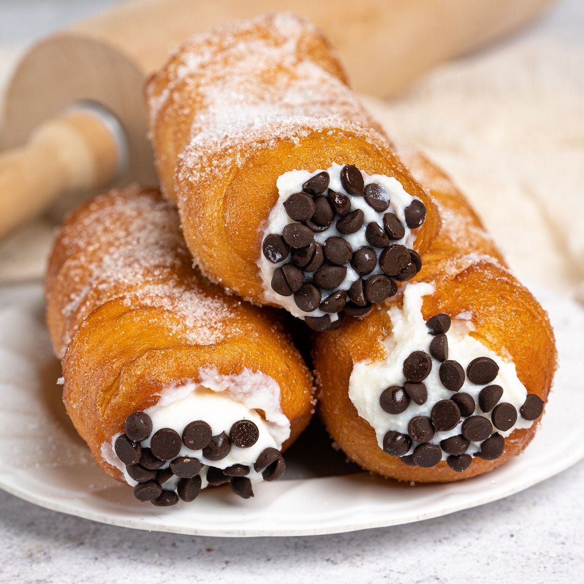 Cartocci siciliani 5 pezzi con sac a poche di ricotta di pecora - SicilyAddict