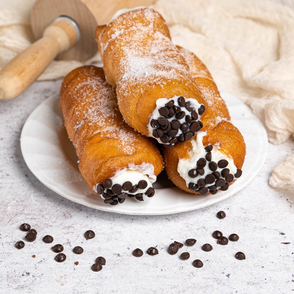 Cartocci siciliani 5 pezzi con sac a poche di ricotta di pecora - SicilyAddict