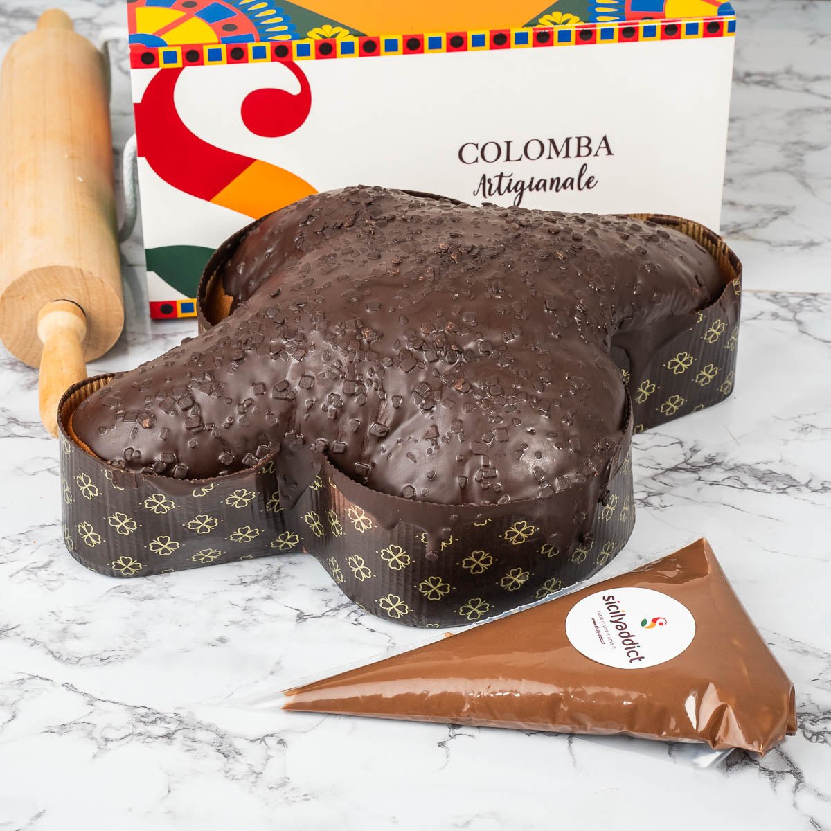 Colomba artigianale fondente 1kg con crema al cioccolato fondente in sac a poche - SicilyAddict
