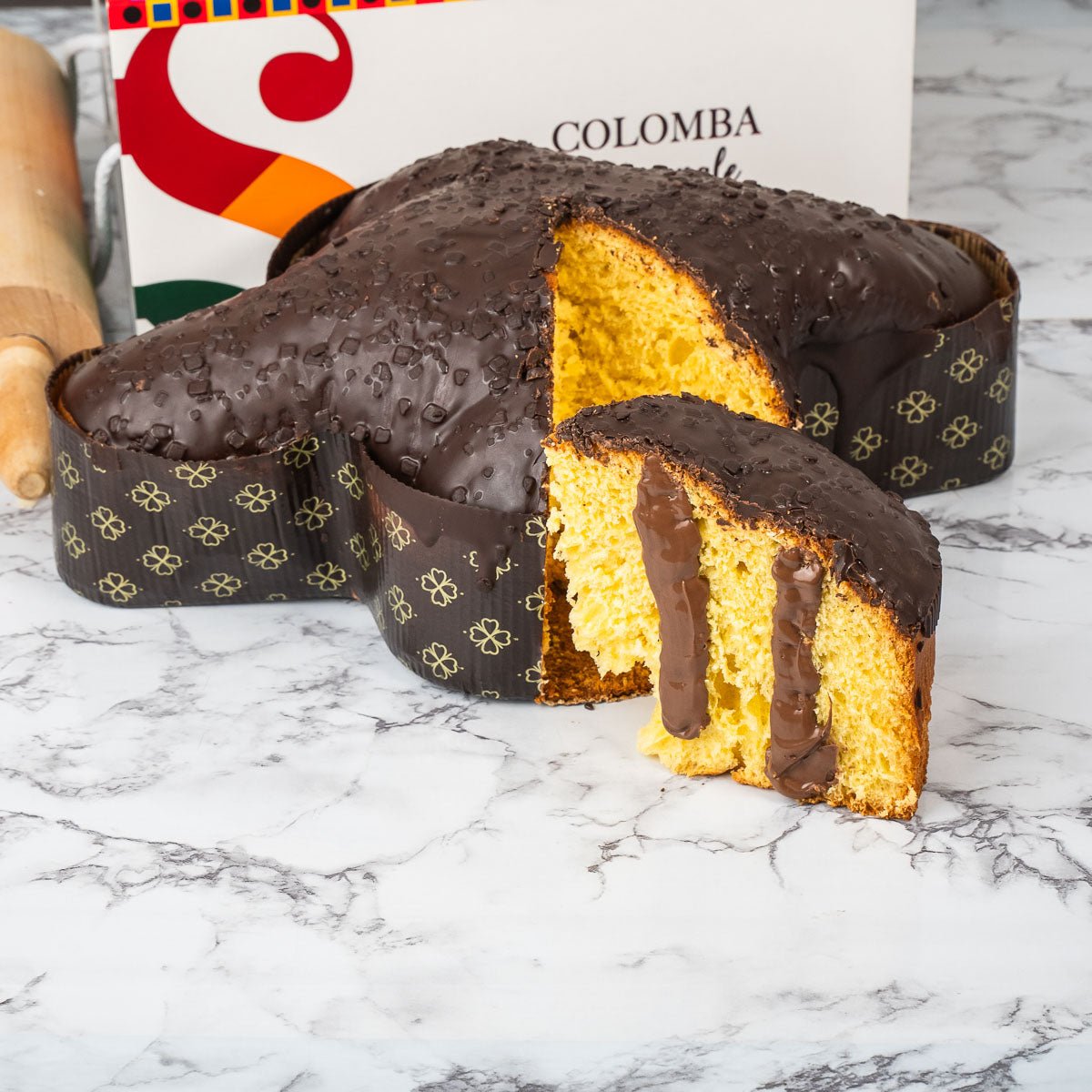 Colomba artigianale fondente 1kg con crema al cioccolato fondente in sac a poche - SicilyAddict