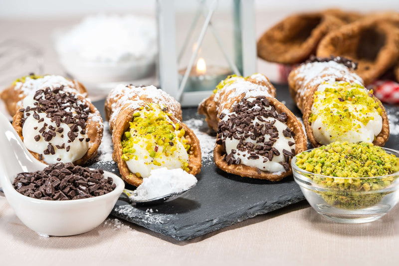 Cannoli siciliani di ricotta tradizionali artigianali
