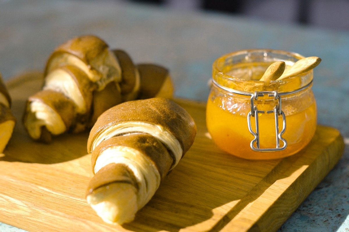 Marmellata di limoni e cornetti su un tagliere