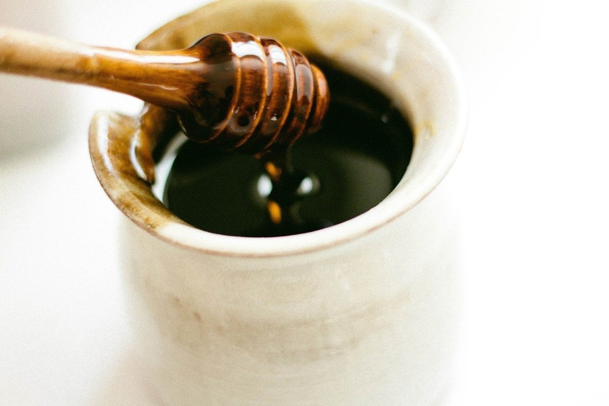 Miele di melata: proprietà, benefici e come scegliere il migliore - SicilyAddict