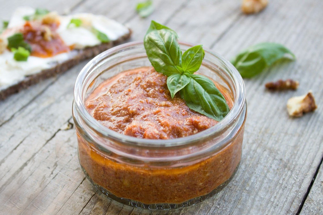 La ricetta del pesto alla trapanese con pomodori secchi, chicca della