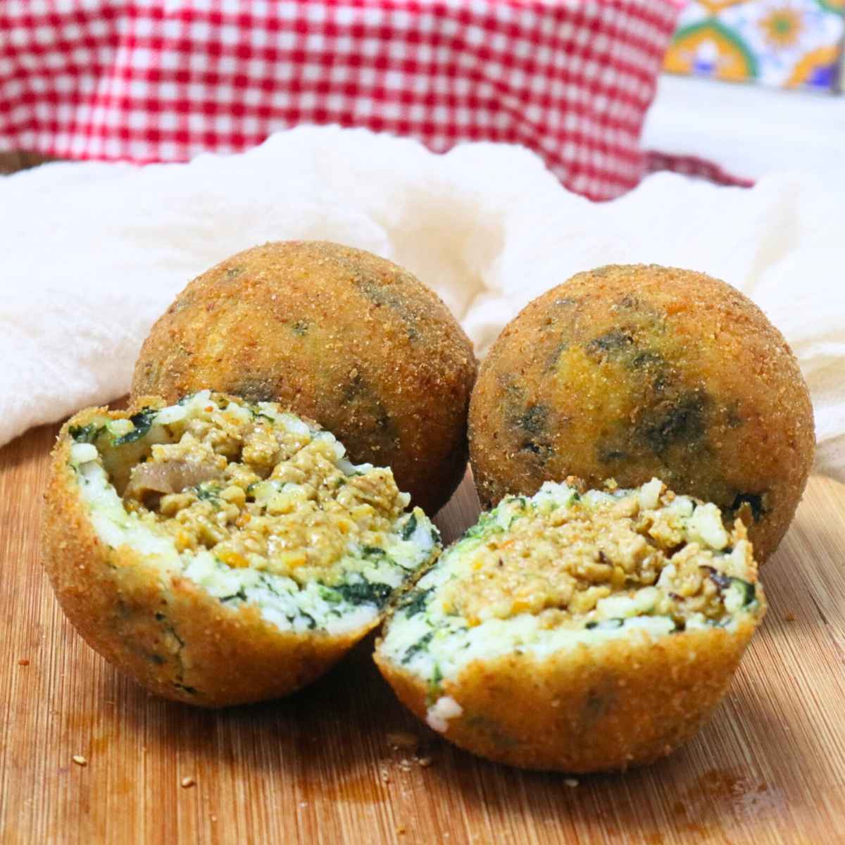 Arancini al ragù bianco con riso ai funghi e spinaci - SicilyAddict