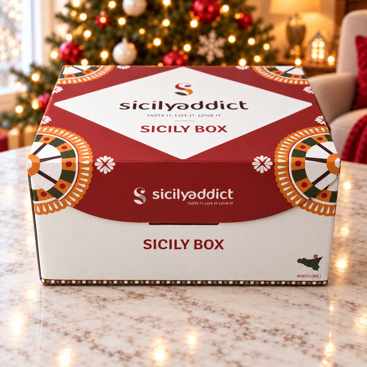 Box di 6 panettoncini assortiti nella scatola regalo chiusa, fotografata su un tavolo natalizio.