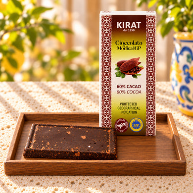Cioccolato di Modica IGP Kirat al cacao 60%, tavoletta coricata sul vassoio e confezione da 100 g in piedi