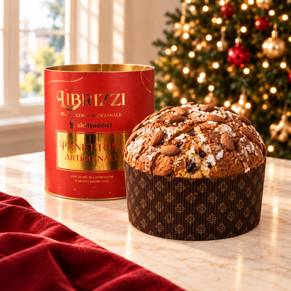Panettone Amarene e Cioccolato Librizzi Deluxe 1 kg, intero con confezione rossa e oro in ambiente natalizio