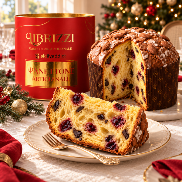 Panettone Amarene e Cioccolato Librizzi Deluxe 1 kg, fetta servita su una tavola natalizia