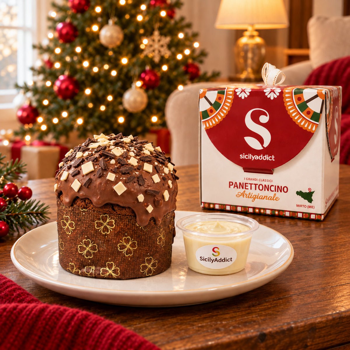 Panettoncino ai Tre Cioccolati accanto alla confezione regalo e alla crema separata.