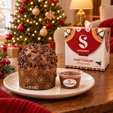 Panettoncino al cioccolato al latte accanto alla confezione regalo e alla crema separata.