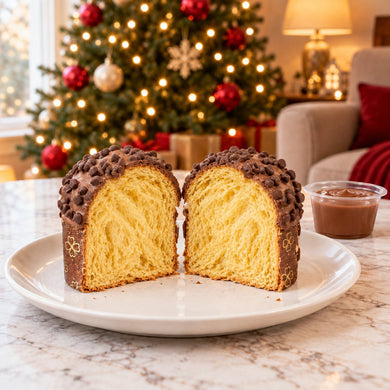 Panettoncino al cioccolato al latte tagliato per mostrare l’interno dell’impasto.