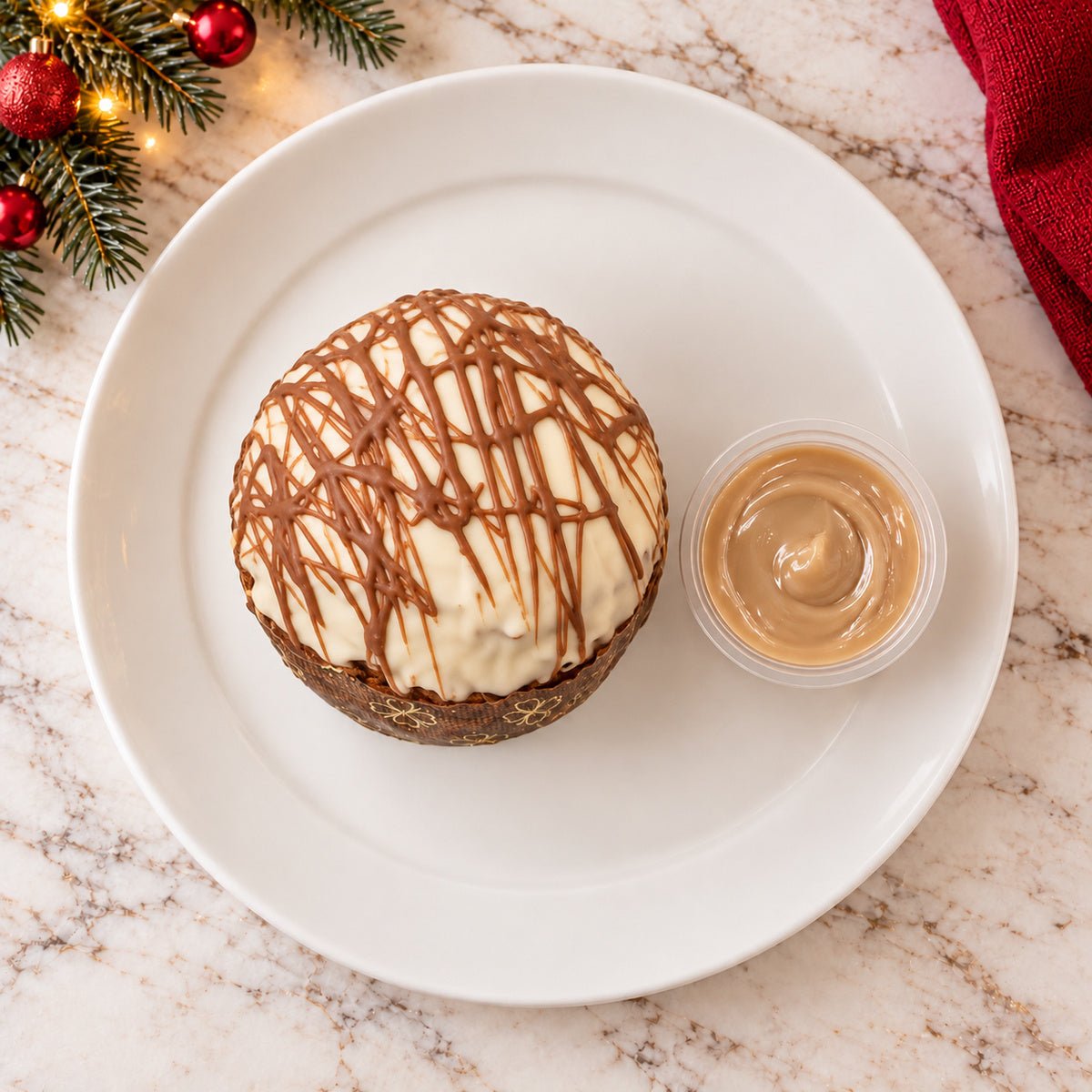 Panettoncino al cioccolato e nocciole Ciokonocciola visto dall’alto, con la copertura in primo piano.