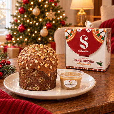 Panettoncino alla nocciola accanto alla confezione regalo e alla crema separata.