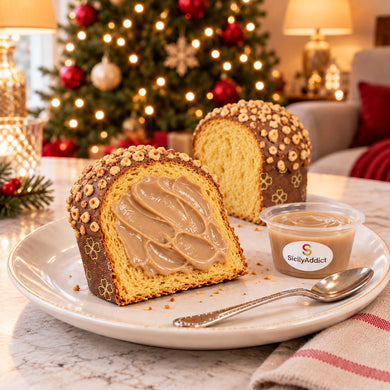 Panettoncino alla nocciola con una fetta guarnita di crema in primo piano.