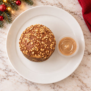Panettoncino alla nocciola visto dall’alto, con la copertura in primo piano.