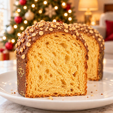 Panettoncino alla nocciola con dettaglio dell’interno e dell’alveolatura.