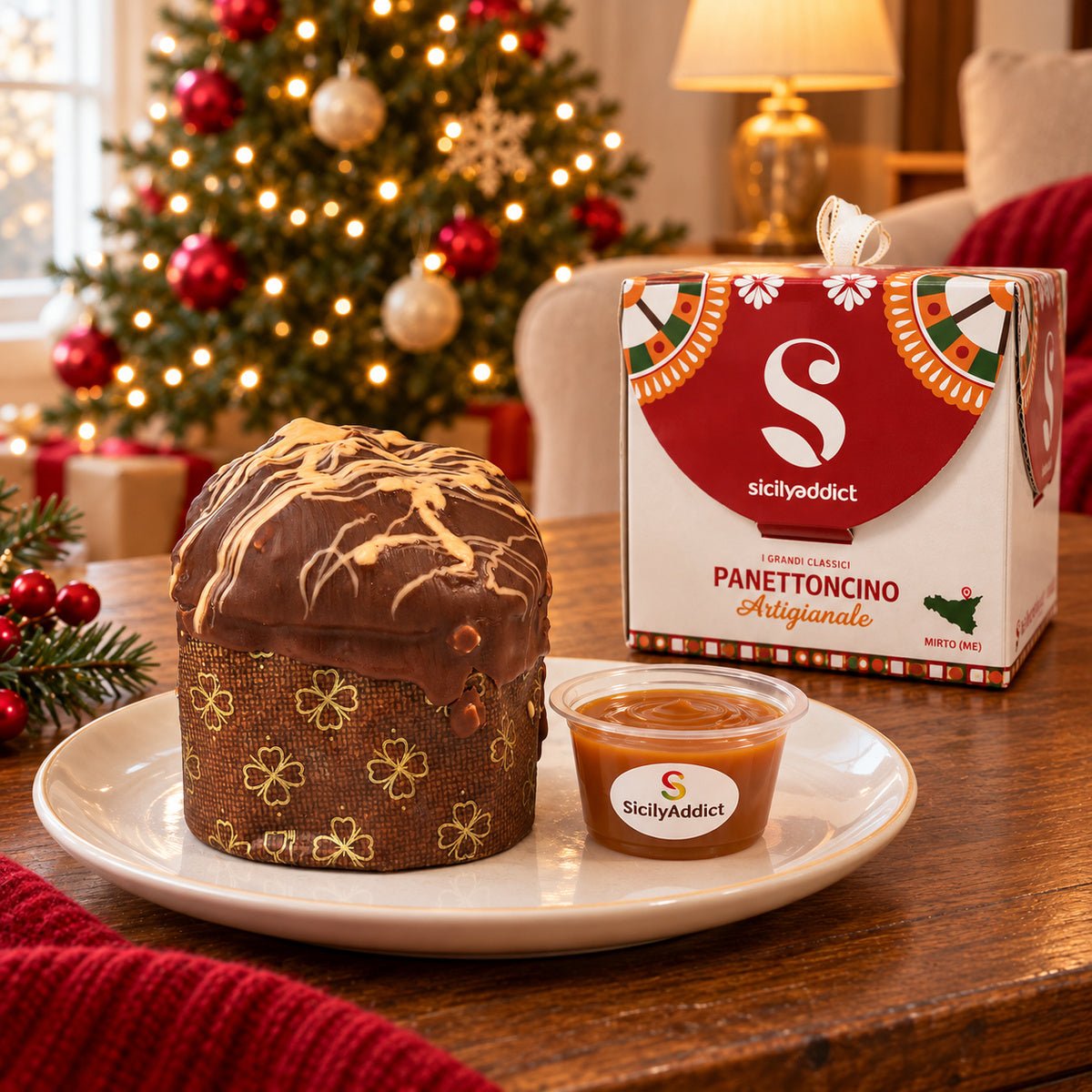 Panettoncino ciokocaramel accanto alla confezione regalo e alla crema separata.