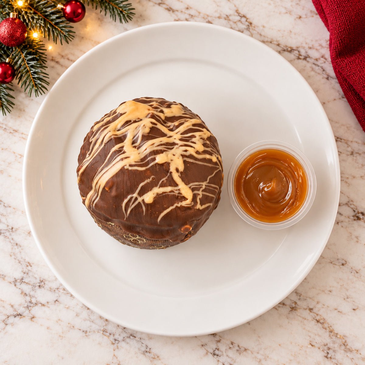 Panettoncino ciokocaramel visto dall’alto, con la copertura in primo piano.