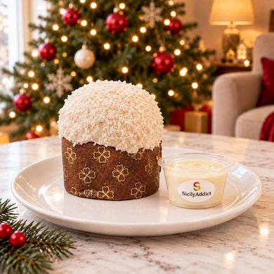 Panettoncino ciokococco intero su un piatto, con decorazioni natalizie sullo sfondo.