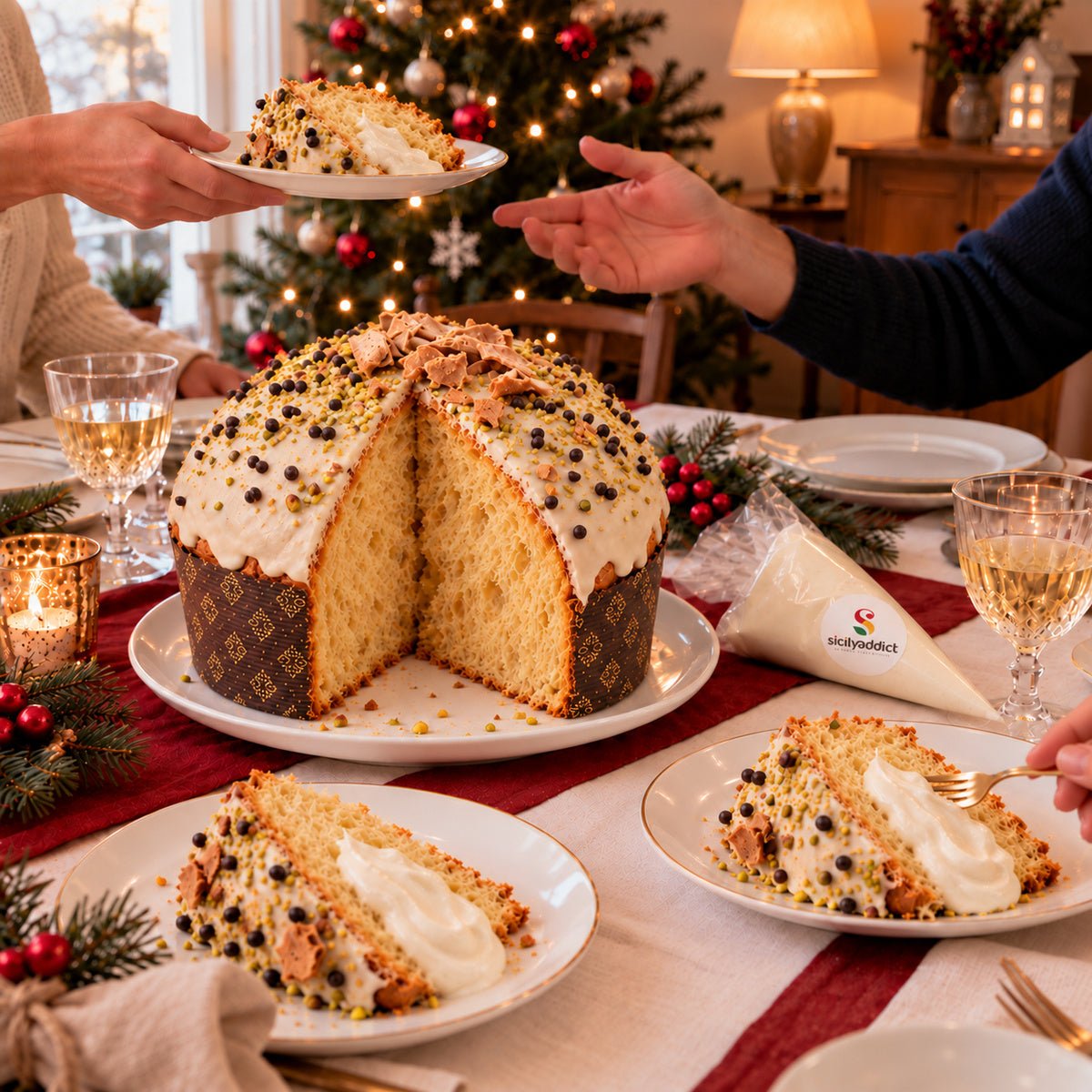 Panettone al cannolo siciliano servito su una tavola apparecchiata per Natale.