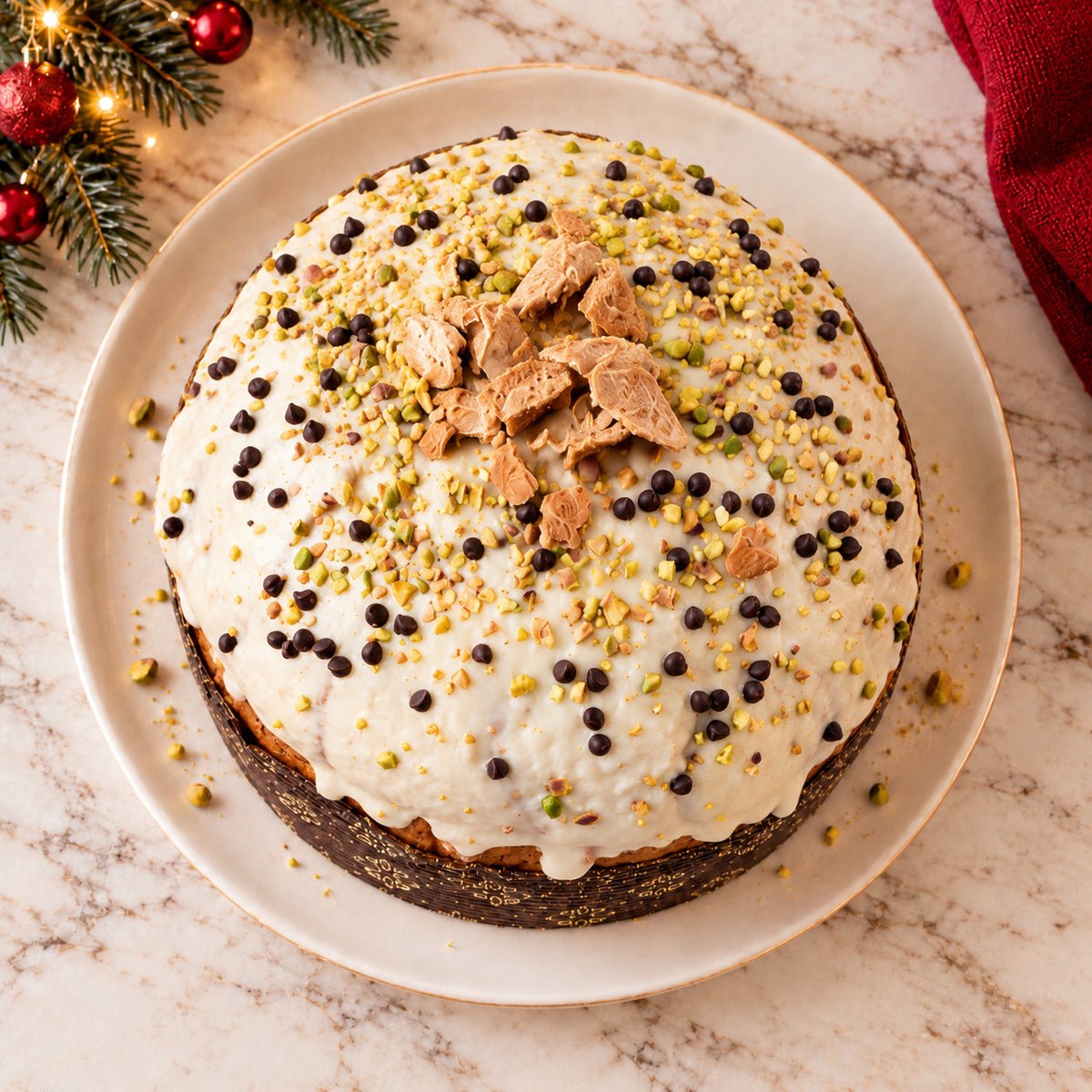 Panettone al cannolo siciliano visto dall’alto, con la copertura in primo piano.