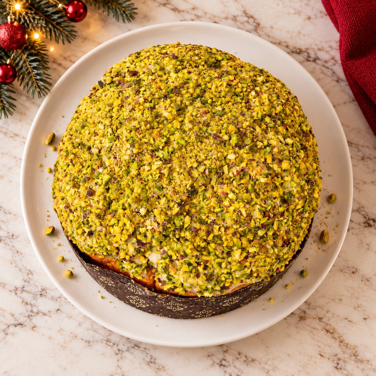 Panettone al Pistacchio visto dall’alto, con la copertura in primo piano.