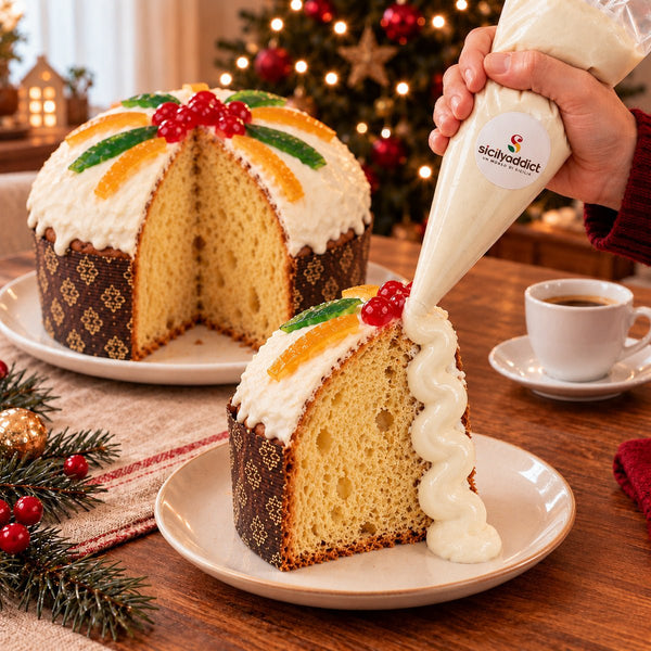 Panettone Pancassata alla cassata siciliana con crema aggiunta al momento su una fetta.