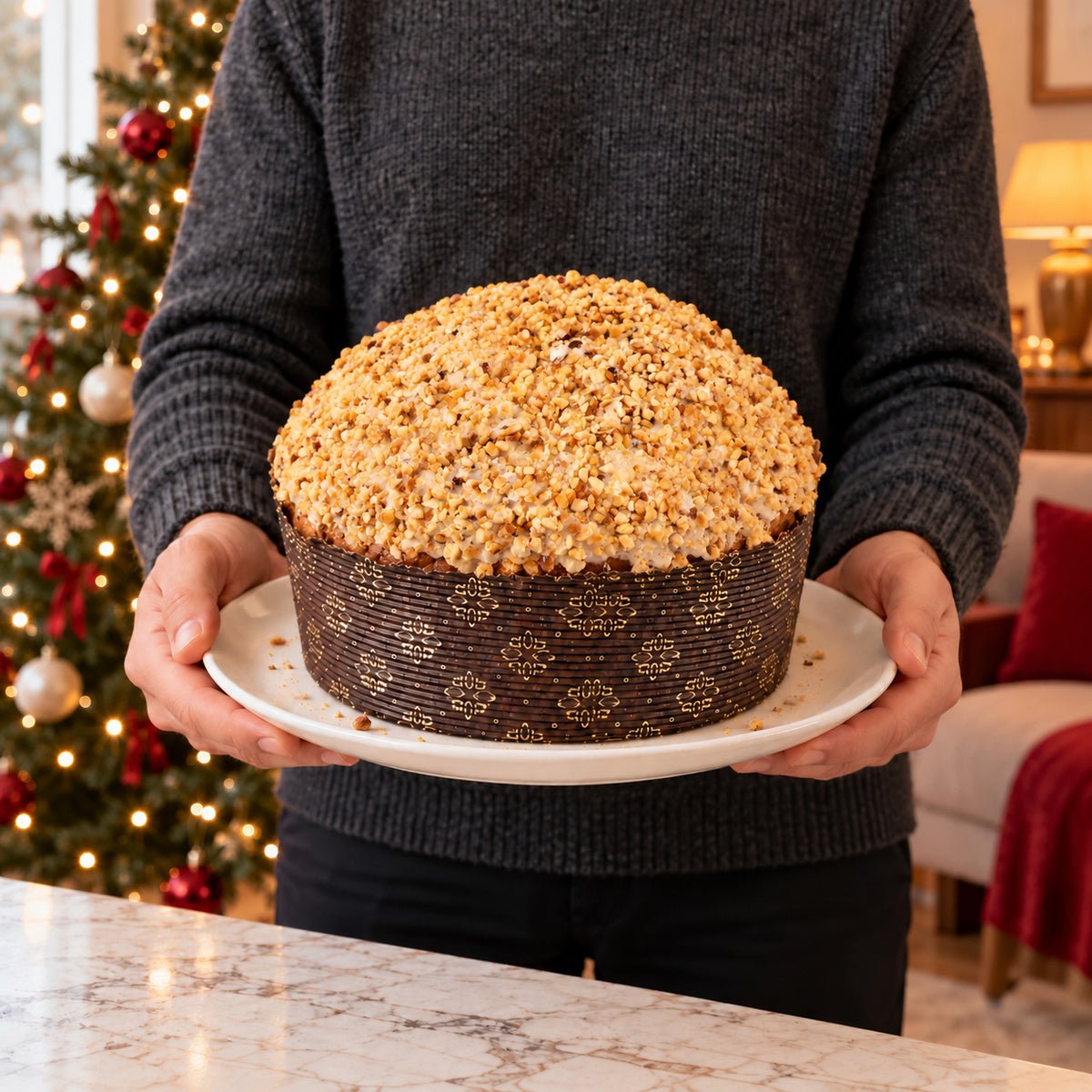 Panettone alla Nocciola tenuto in mano davanti alla tavola natalizia.