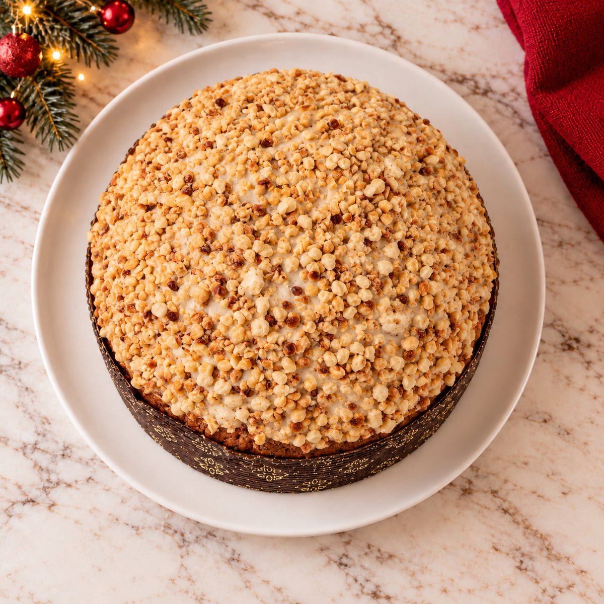 Panettone alla Nocciola visto dall’alto, con la copertura in primo piano.